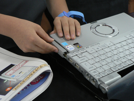 日本學生親手組裝松下筆記本，體驗科技制造之美